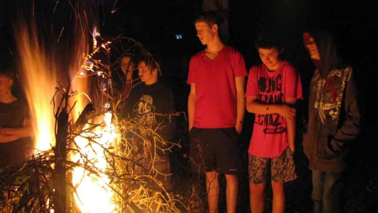 Am Lagerfeuer (Foto: Leszek Ruszkowski) Am Lagerfeuer (Foto: Leszek Ruszkowski)
