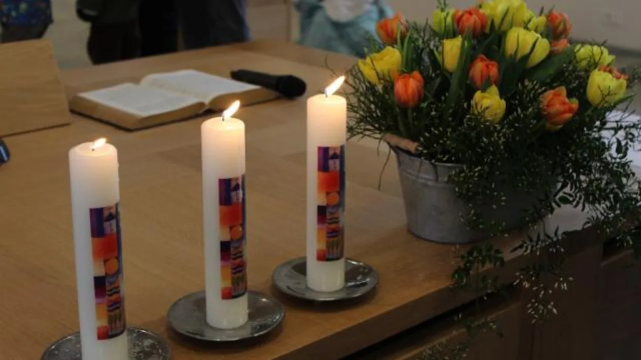 Taufkerzen auf dem Altar (Foto: Leszek Ruszkowski) Taufkerzen auf dem Altar (Foto: Leszek Ruszkowski)