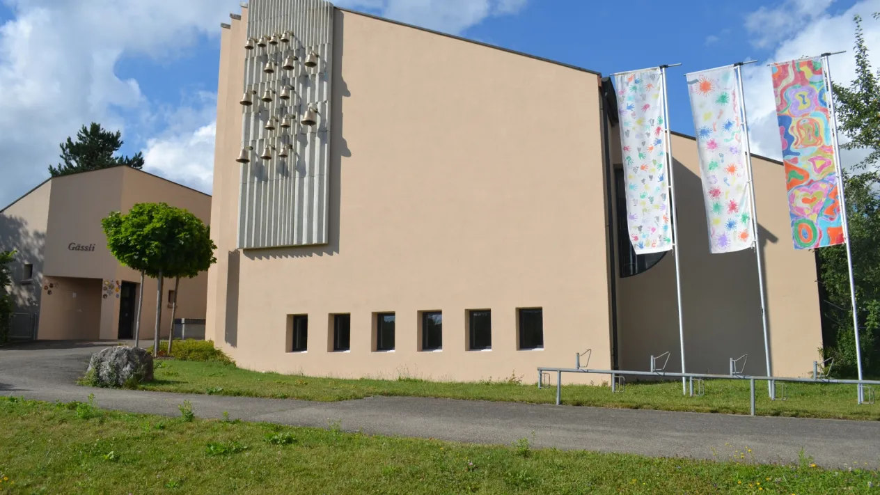 Gässli Magden (Foto: Peter Senn) Gässli Magden — das neue Glockenspiel auf der Fassade (Foto: Peter Senn)